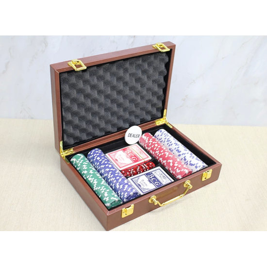 Deri Çantalı 200 Chip Ve 2 Adet İskambil Kağitına Sahip Poker Oyunu Alk4229 - Lisinya Deri Çantalı 200 Chip Ve 2 Adet İskambil Kağitına Sahip Poker Oyunu Alk4229 - Lisinya
