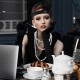1920'ler Gatsby Aksesuar Seti – Siyah Charleston Saç Bandı, Uzun Eldiven & Sigaralık 1920'ler Gatsby Aksesuar Seti – Siyah Charleston Saç Bandı, Uzun Eldiven & Sigaralık