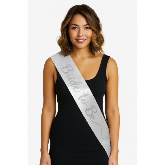 Beyaz Saten Üzerine El Yazısı İtalik Gümüş Bride To Be Kuşağı 10 cm Genişlik Beyaz Saten Üzerine El Yazısı İtalik Gümüş Bride To Be Kuşağı 10 cm Genişlik
