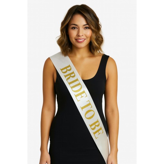 Beyaz Saten Üzerine Kalın Altın Yazılı Bride To Be Kuşağı 10 cm Genişlik Beyaz Saten Üzerine Kalın Altın Yazılı Bride To Be Kuşağı 10 cm Genişlik