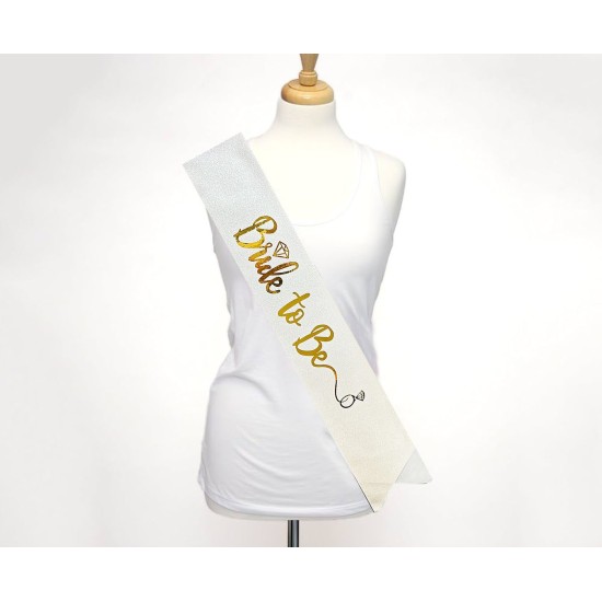 Beyaz Üzeri Altın İtalik Alyanslı Bride To Be Yazılı Simli Işıltılı Kuşak Kemer 10 cm Genişlik Beyaz Üzeri Altın İtalik Alyanslı Bride To Be Yazılı Simli Işıltılı Kuşak Kemer 10 cm Genişlik