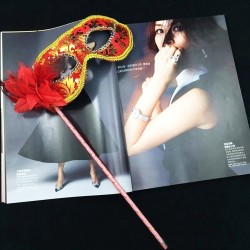 Lüks Taşlı Saplı Maskeli B Maskesi Kırmızı Renk 35 cm