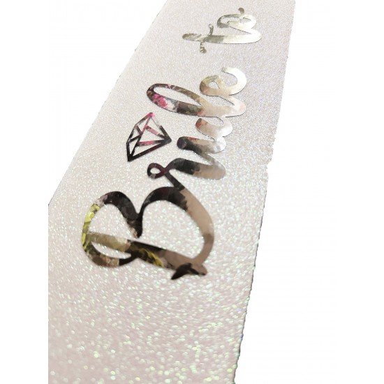 Beyaz Üzeri Gümüş İtalik Alyanslı Bride To Be Yazılı Simli Işıltılı Kuşak Kemer 10 cm Genişlik Beyaz Üzeri Gümüş İtalik Alyanslı Bride To Be Yazılı Simli Işıltılı Kuşak Kemer 10 cm Genişlik